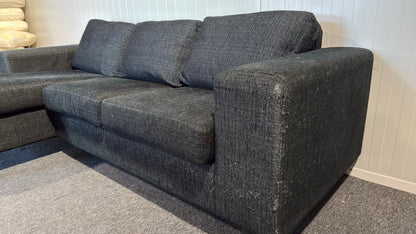 Begagnad svart soffa med divan - Perfekt för det moderna vardagsrummet