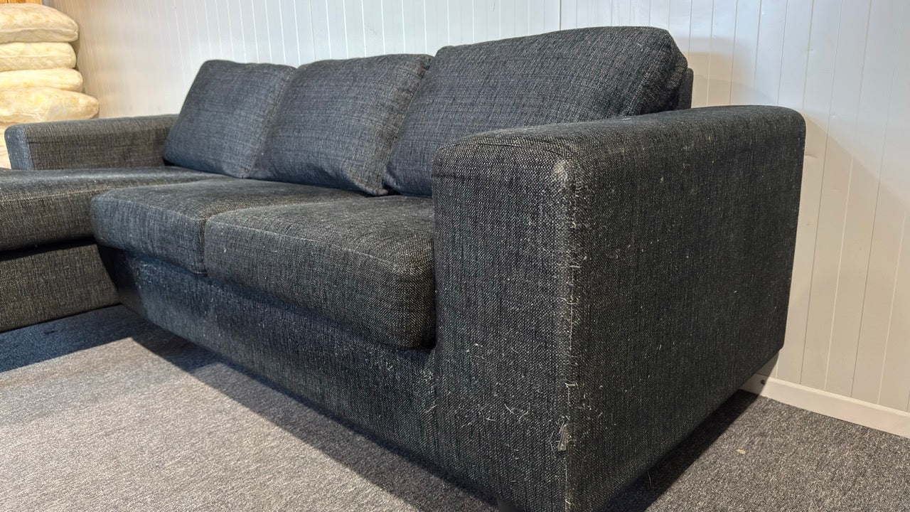 Begagnad svart soffa med divan - Perfekt för det moderna vardagsrummet
