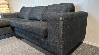 Begagnad svart soffa med divan - Perfekt för det moderna vardagsrummet