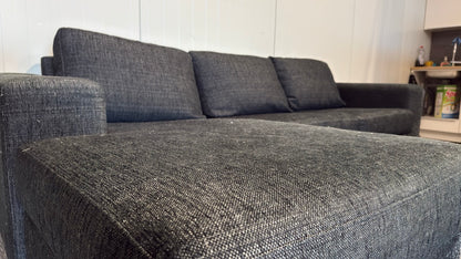 Begagnad svart soffa med divan - Perfekt för det moderna vardagsrummet