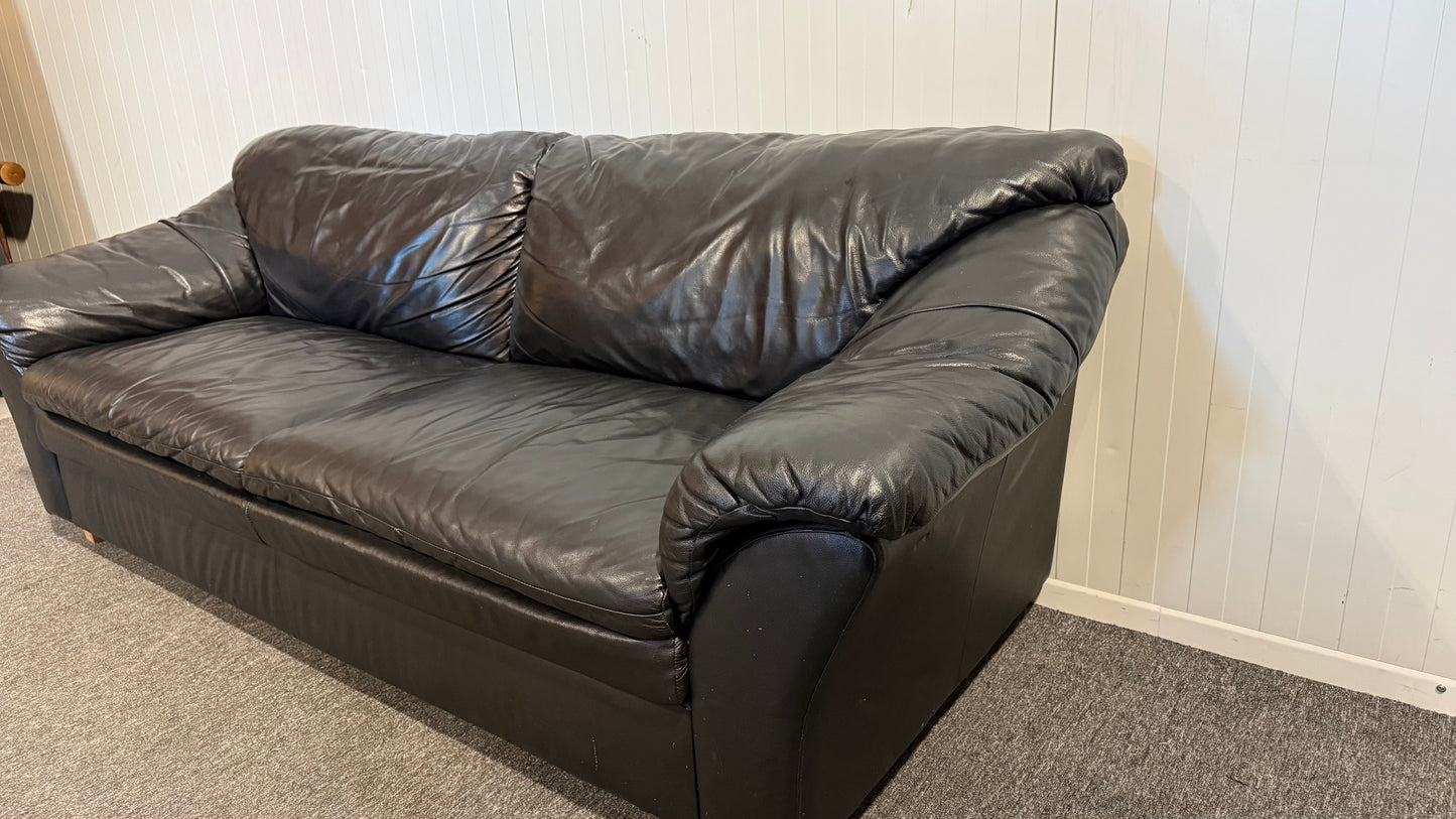 Begagnad svart 3-sits lädersoffa