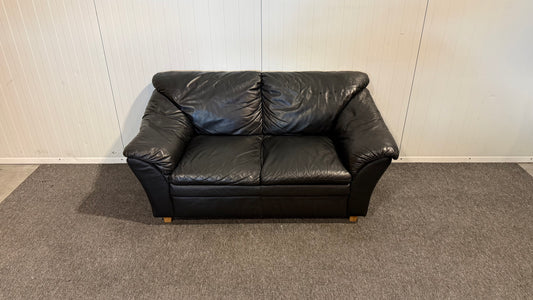 Begagnad svart 2-sits lädersoffa