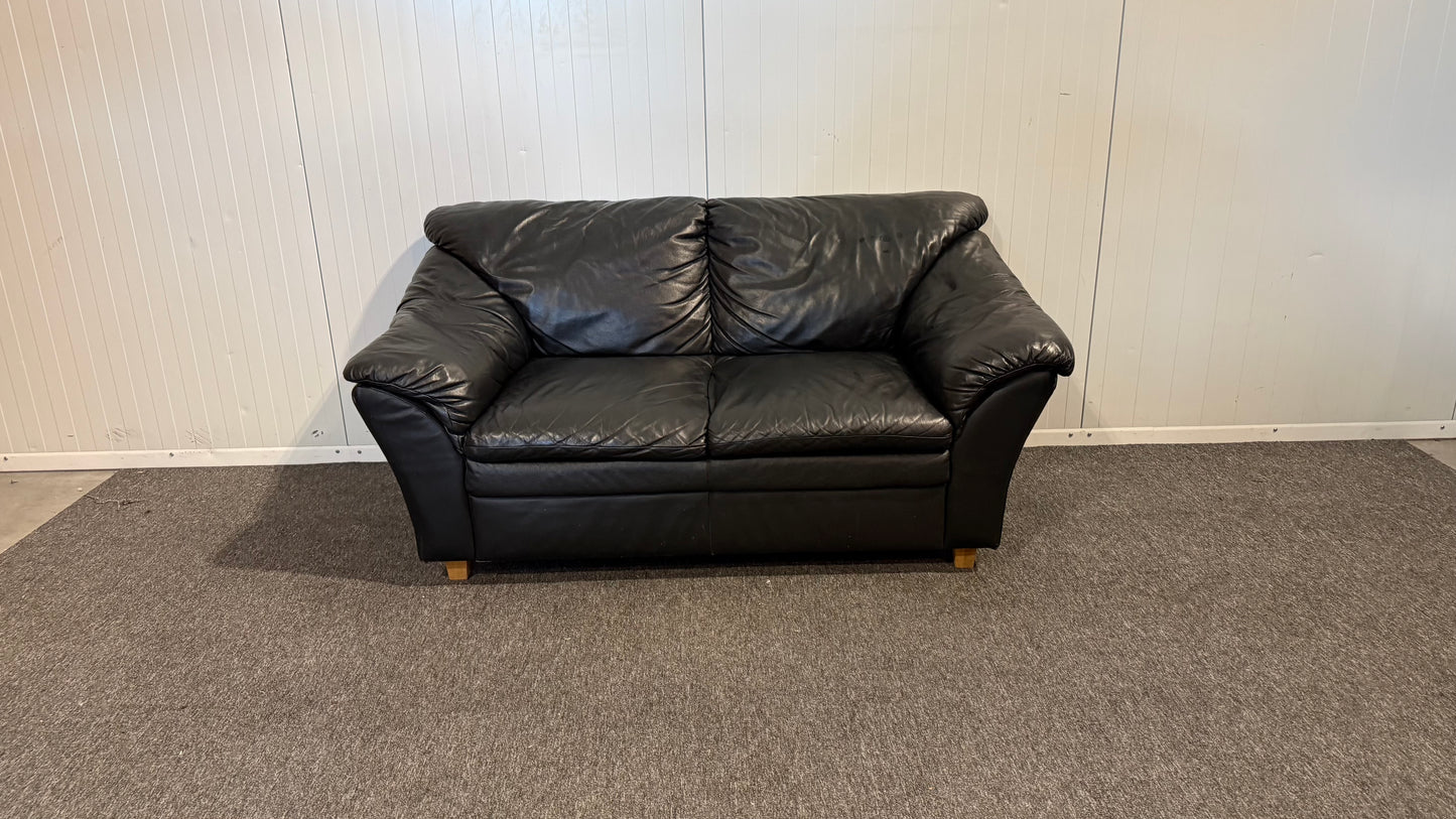 Begagnad svart 2-sits lädersoffa