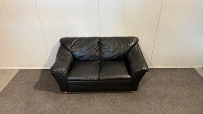 Begagnad svart 2-sits lädersoffa