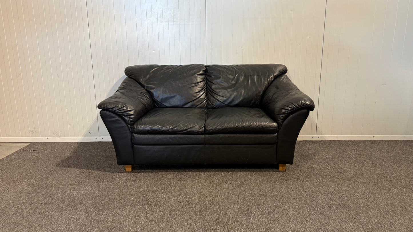Begagnad svart 2-sits lädersoffa