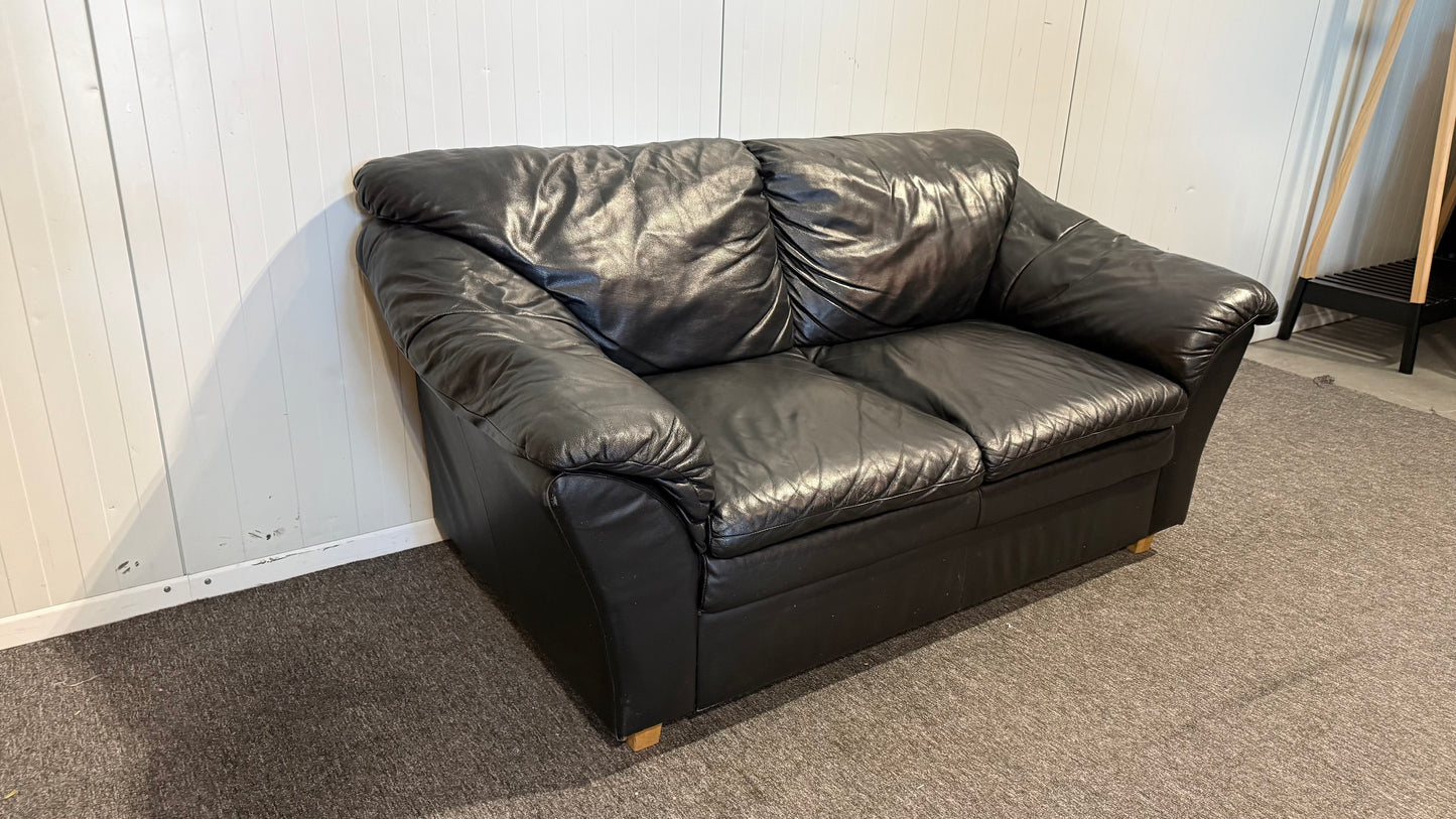 Begagnad svart 2-sits lädersoffa