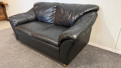 Begagnad svart 2-sits lädersoffa