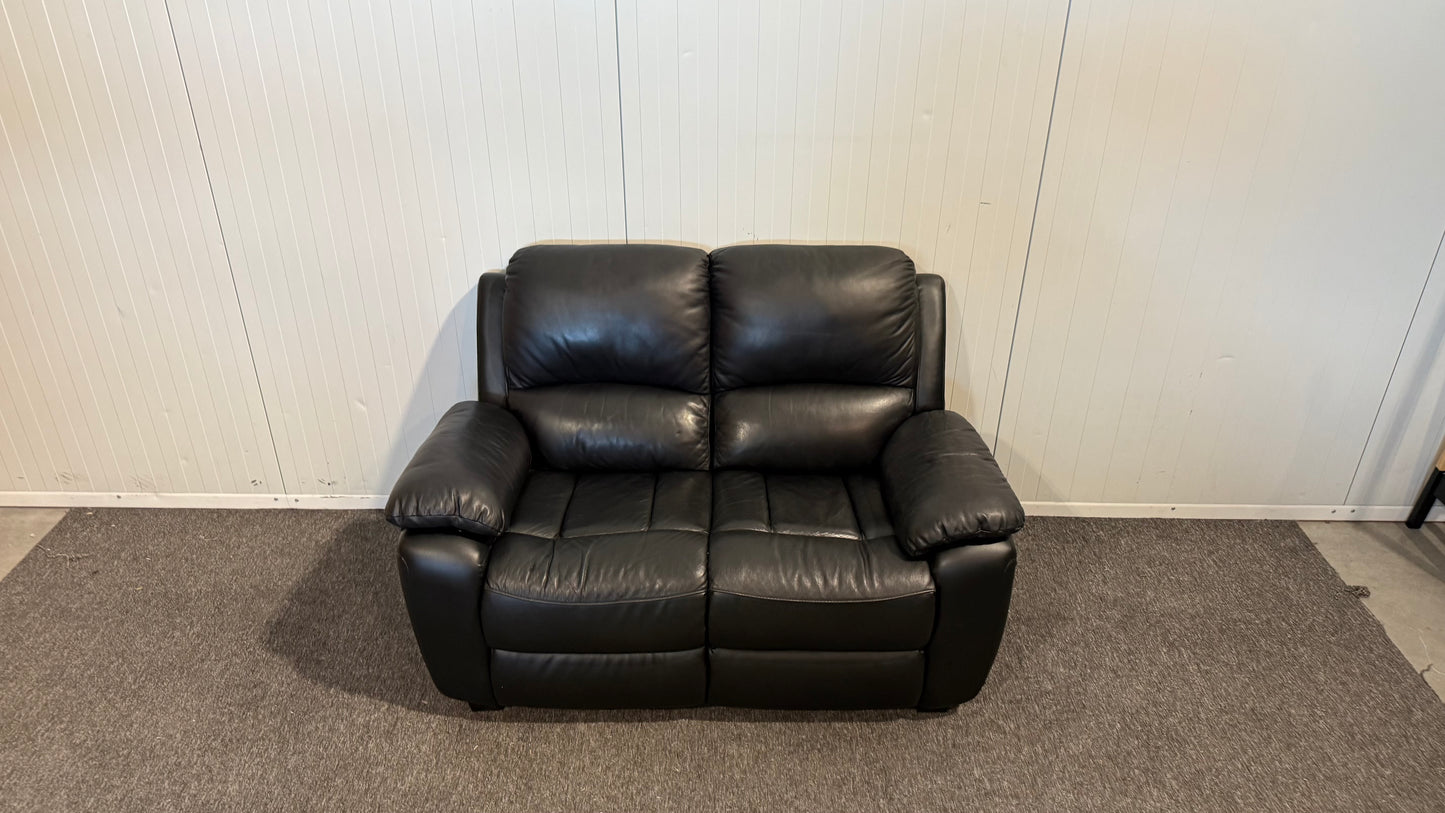 Begagnad svart 2-sits lädersoffa med mönster