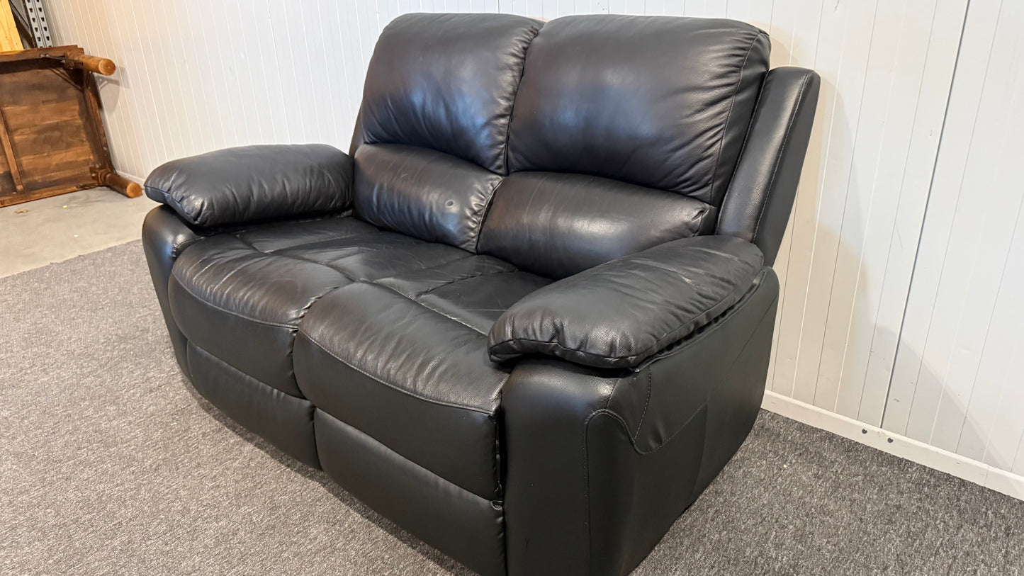 Begagnad svart 2-sits lädersoffa med mönster