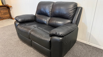 Begagnad svart 2-sits lädersoffa med mönster
