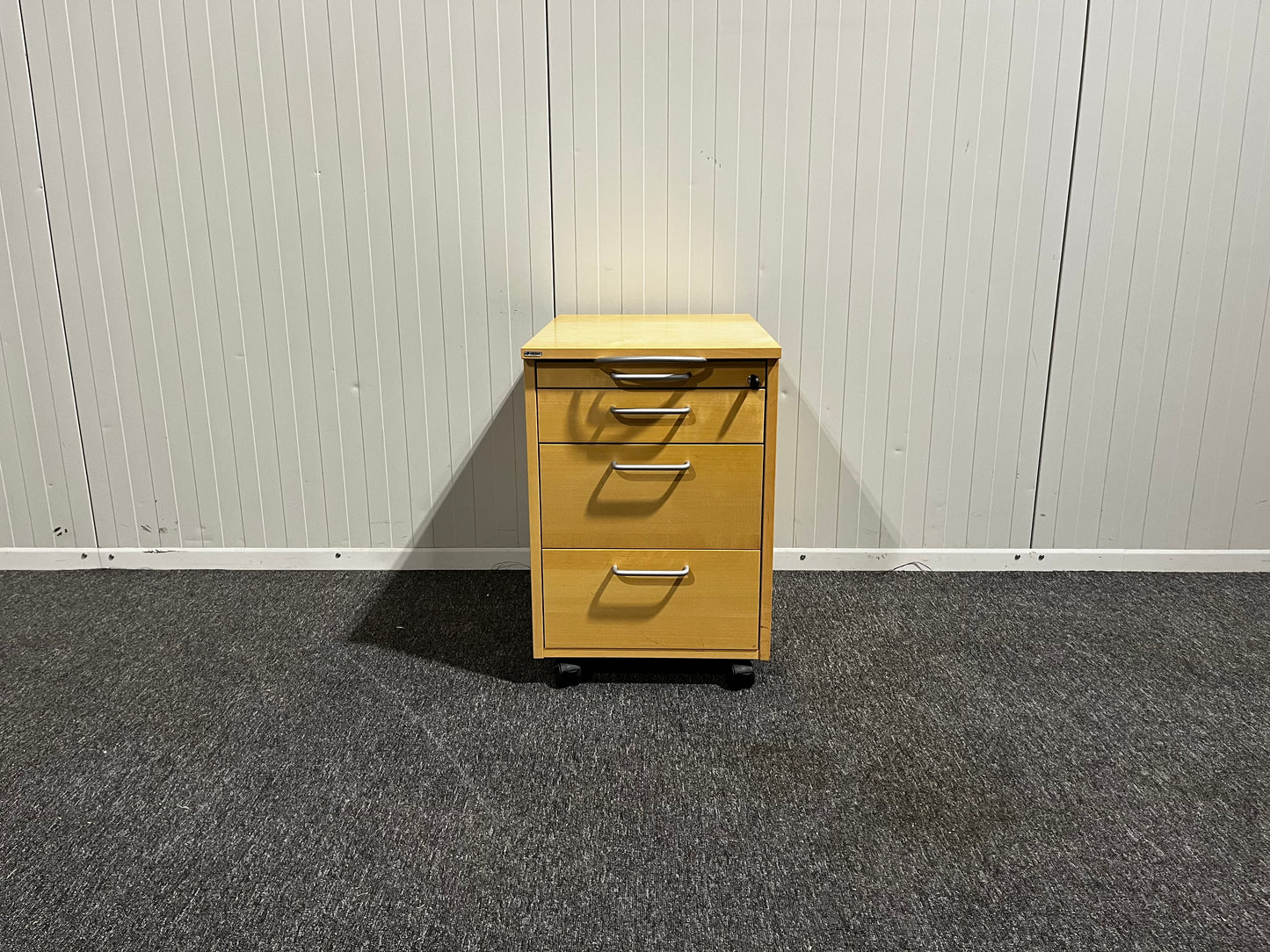 Hurtsskåp från Edsbyn – kompakt och praktisk förvaring