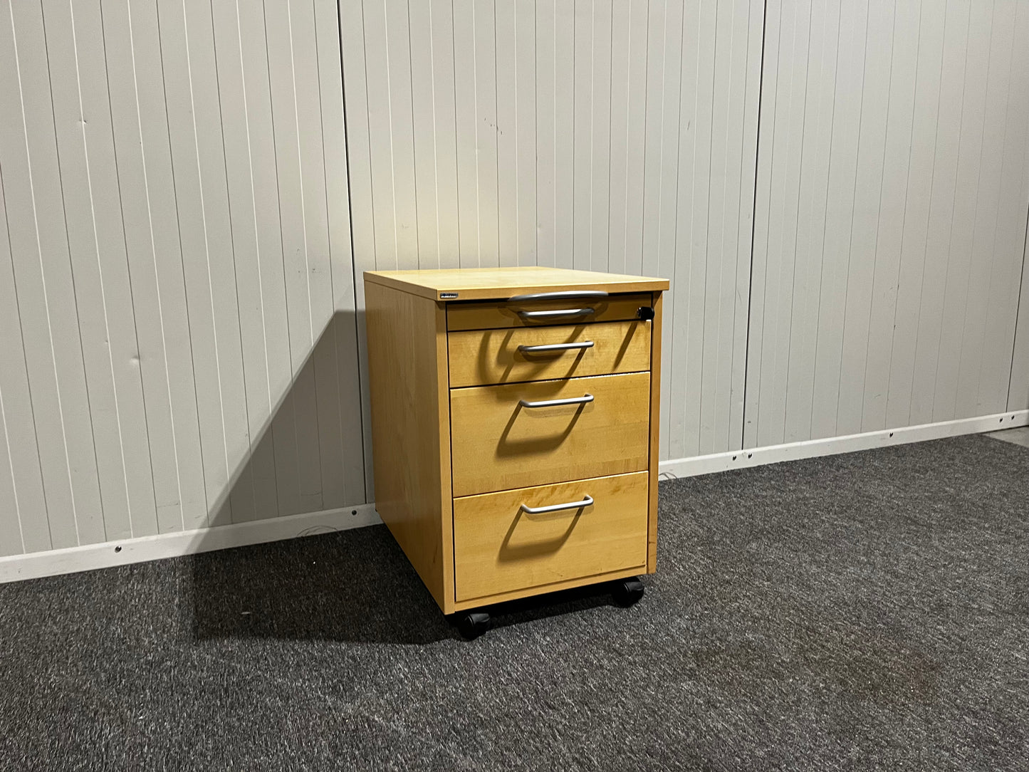 Hurtsskåp från Edsbyn – kompakt och praktisk förvaring