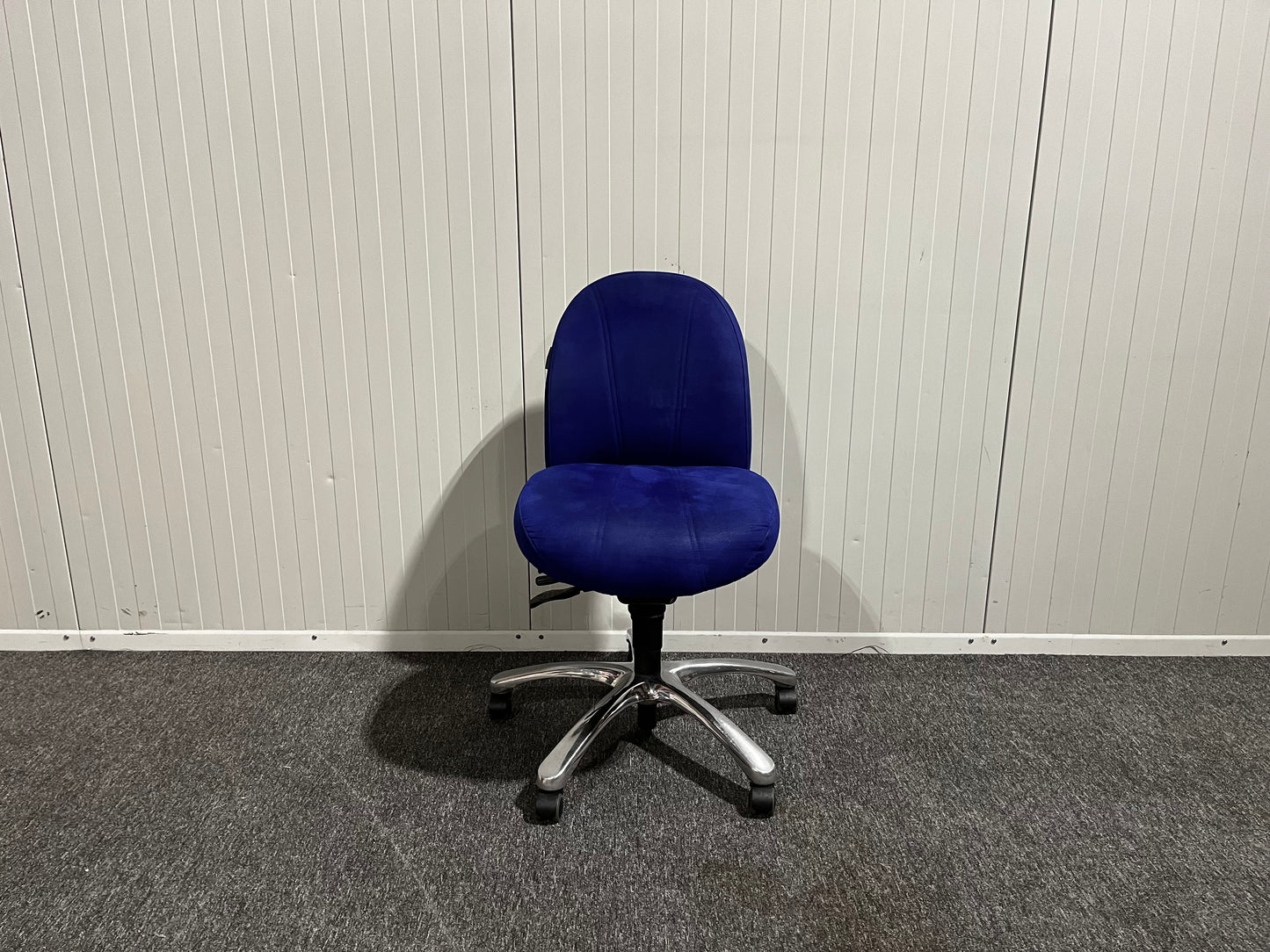 Blå kontorsstol från EFG – ergonomisk och stilren