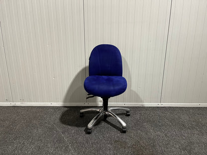 Blå kontorsstol från EFG – ergonomisk och stilren