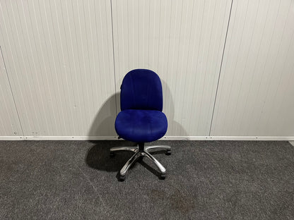 Blå kontorsstol från EFG – ergonomisk och stilren