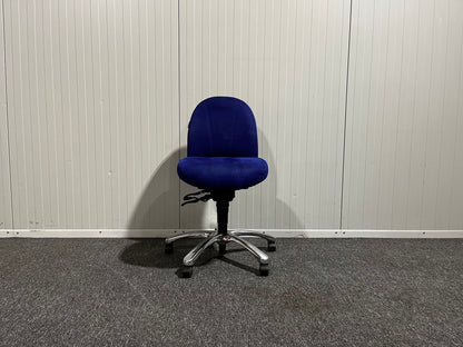 Blå kontorsstol från EFG – ergonomisk och stilren