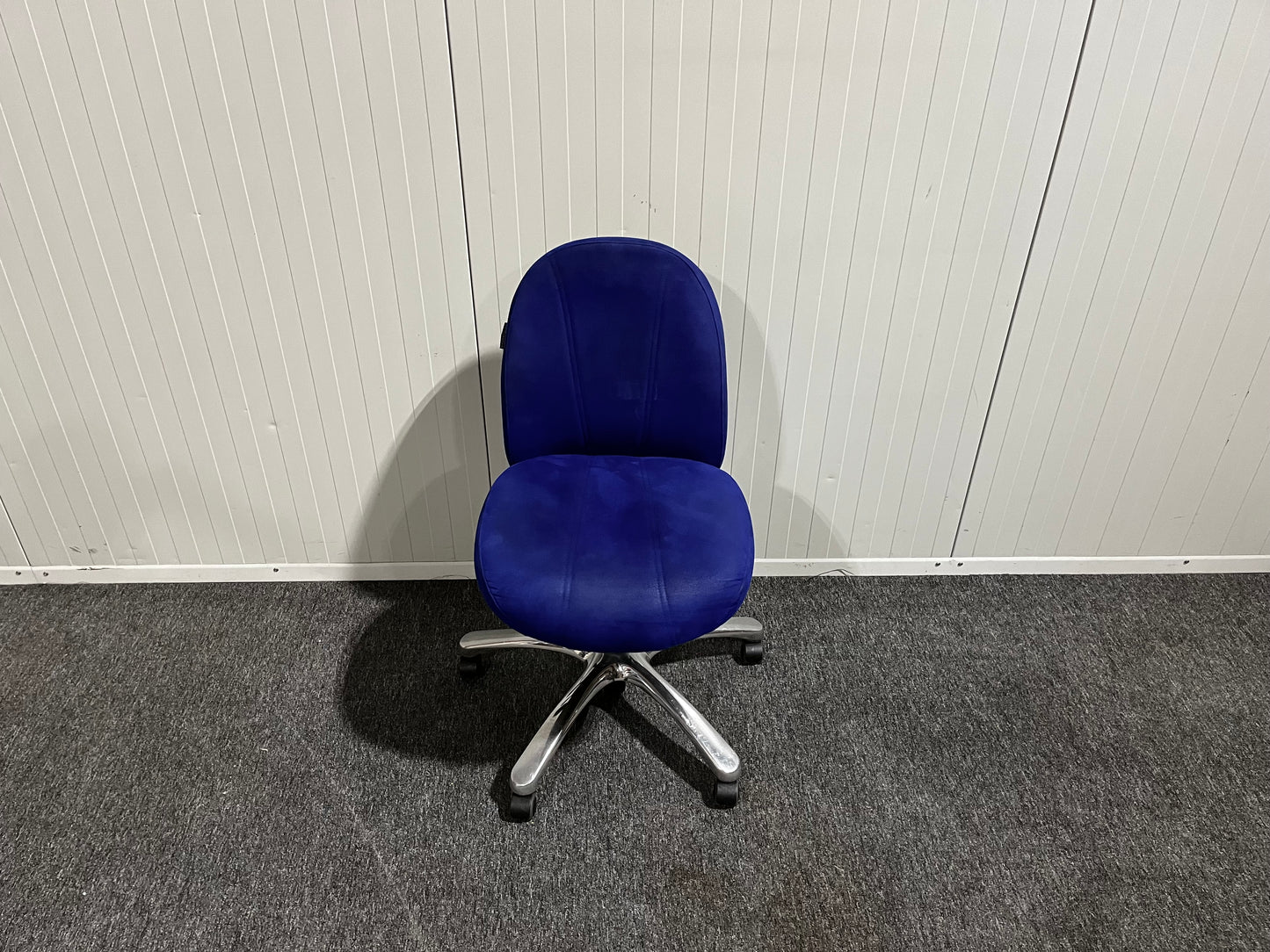 Blå kontorsstol från EFG – ergonomisk och stilren