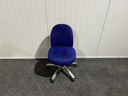 Blå kontorsstol från EFG – ergonomisk och stilren