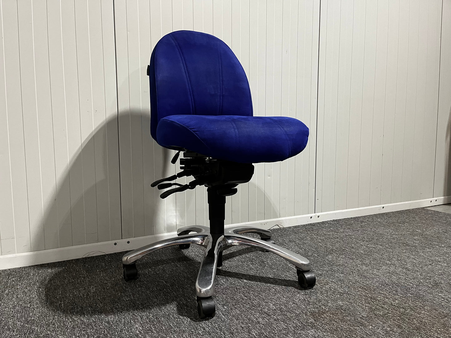 Blå kontorsstol från EFG – ergonomisk och stilren