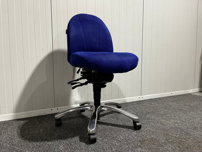 Blå kontorsstol från EFG – ergonomisk och stilren