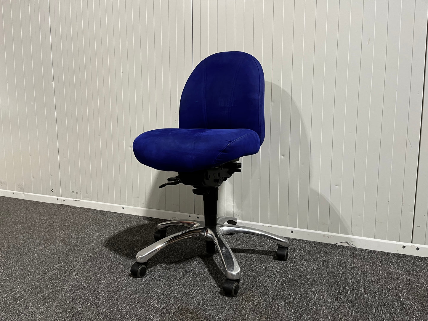 Blå kontorsstol från EFG – ergonomisk och stilren