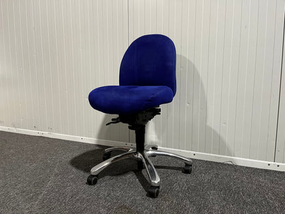Blå kontorsstol från EFG – ergonomisk och stilren