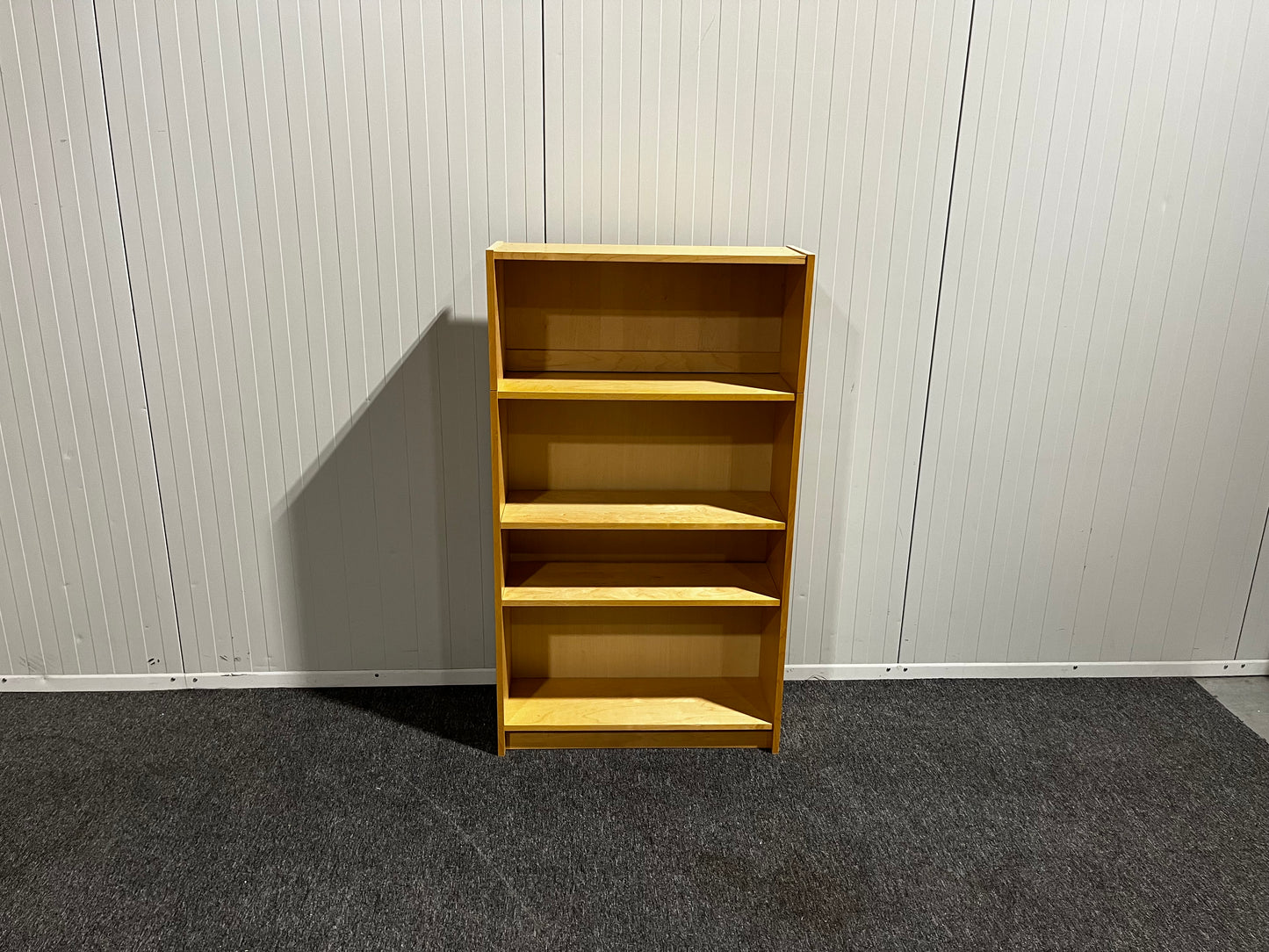 Bokhylla med fyra hyllplan – praktisk förvaring