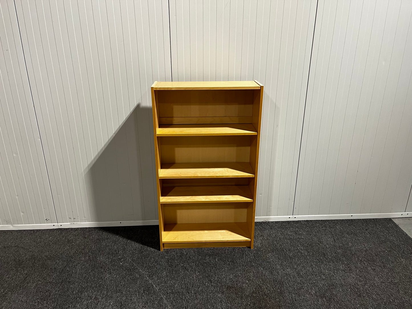 Bokhylla med fyra hyllplan – praktisk förvaring