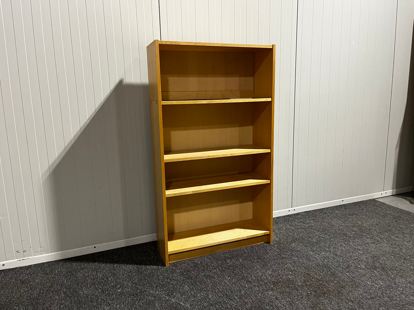Bokhylla med fyra hyllplan – praktisk förvaring