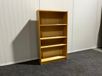 Bokhylla med fyra hyllplan – praktisk förvaring