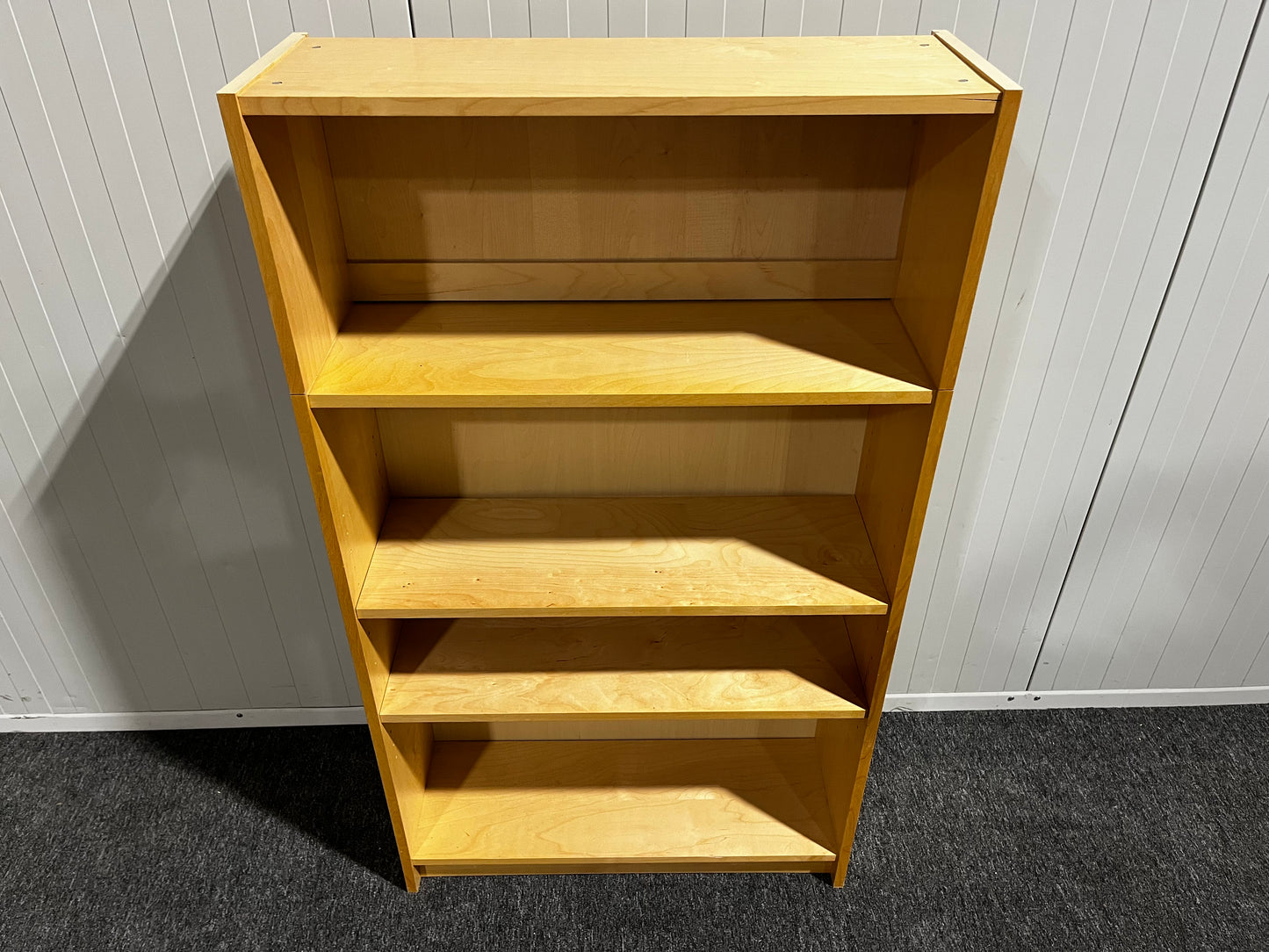 Bokhylla med fyra hyllplan – praktisk förvaring