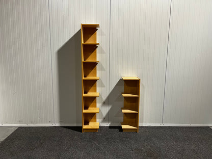 Bokhyllor – en lång och en kort, perfekt för hörnplacering