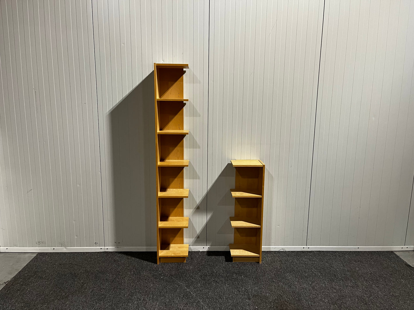 Bokhyllor – en lång och en kort, perfekt för hörnplacering