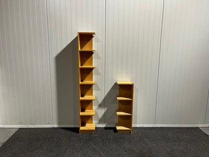 Bokhyllor – en lång och en kort, perfekt för hörnplacering