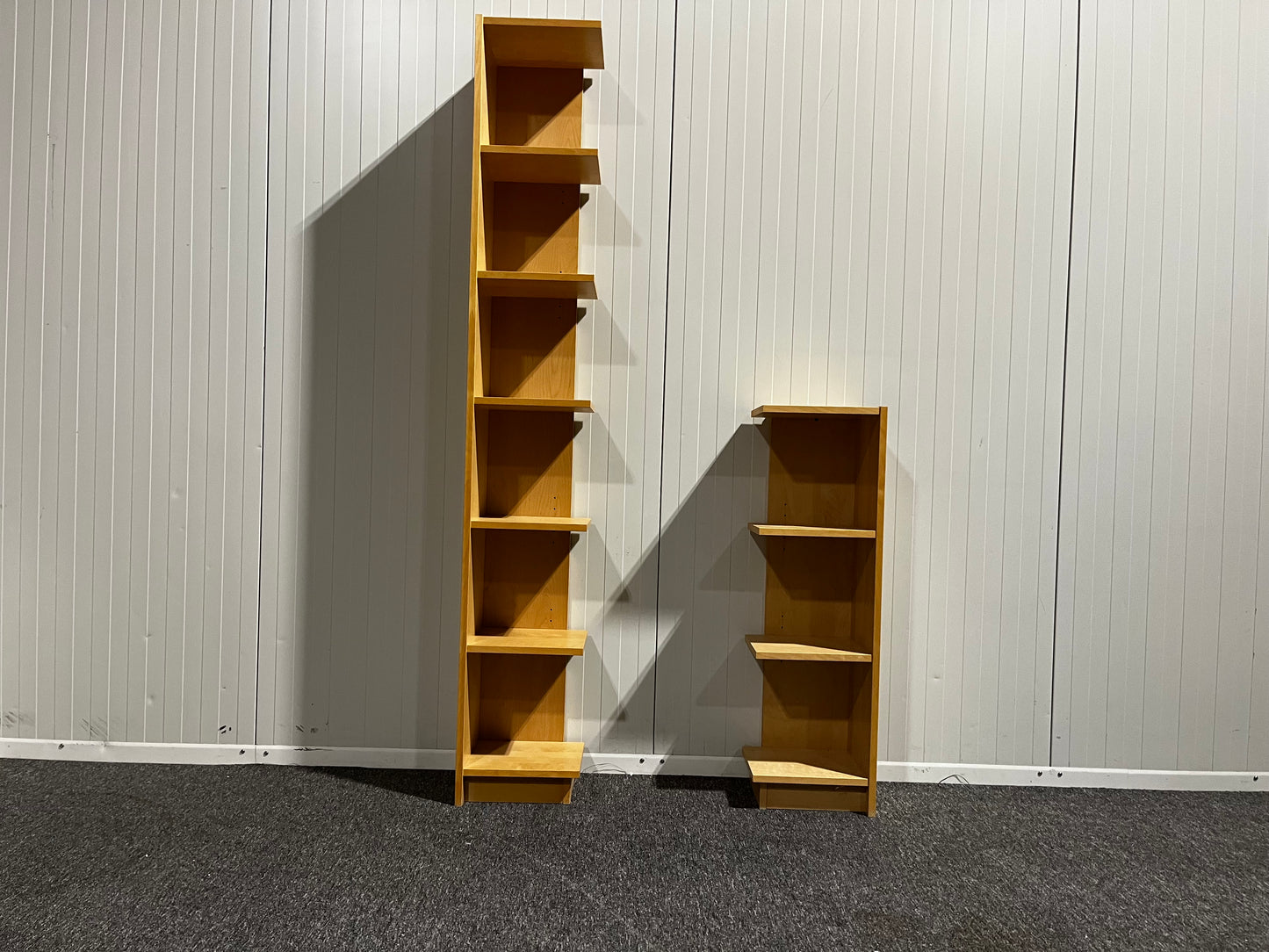 Bokhyllor – en lång och en kort, perfekt för hörnplacering