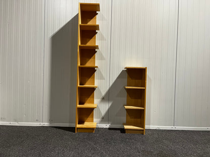 Bokhyllor – en lång och en kort, perfekt för hörnplacering