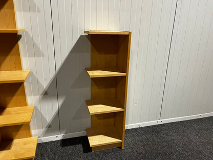 Bokhyllor – en lång och en kort, perfekt för hörnplacering