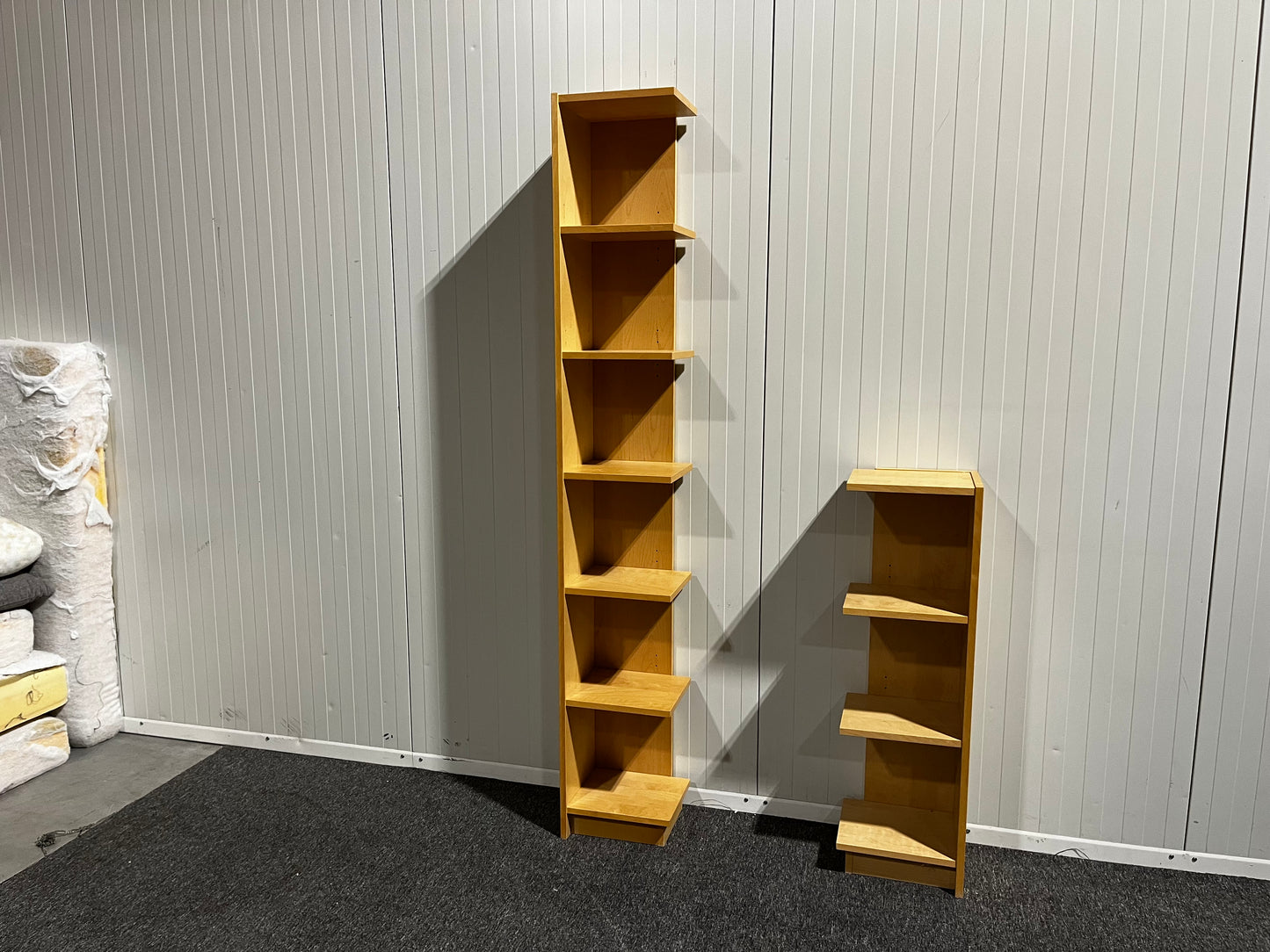 Bokhyllor – en lång och en kort, perfekt för hörnplacering