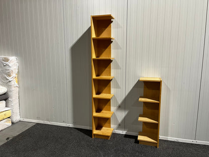 Bokhyllor – en lång och en kort, perfekt för hörnplacering