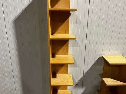 Bokhyllor – en lång och en kort, perfekt för hörnplacering