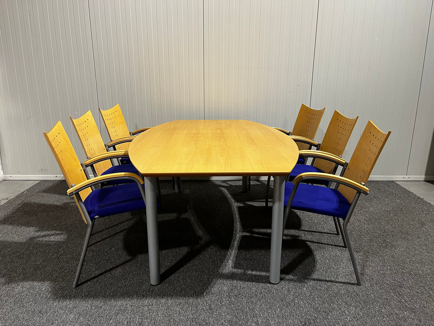 Konferensbord med 6 stolar från EFG