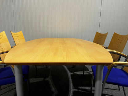 Konferensbord med 6 stolar från EFG