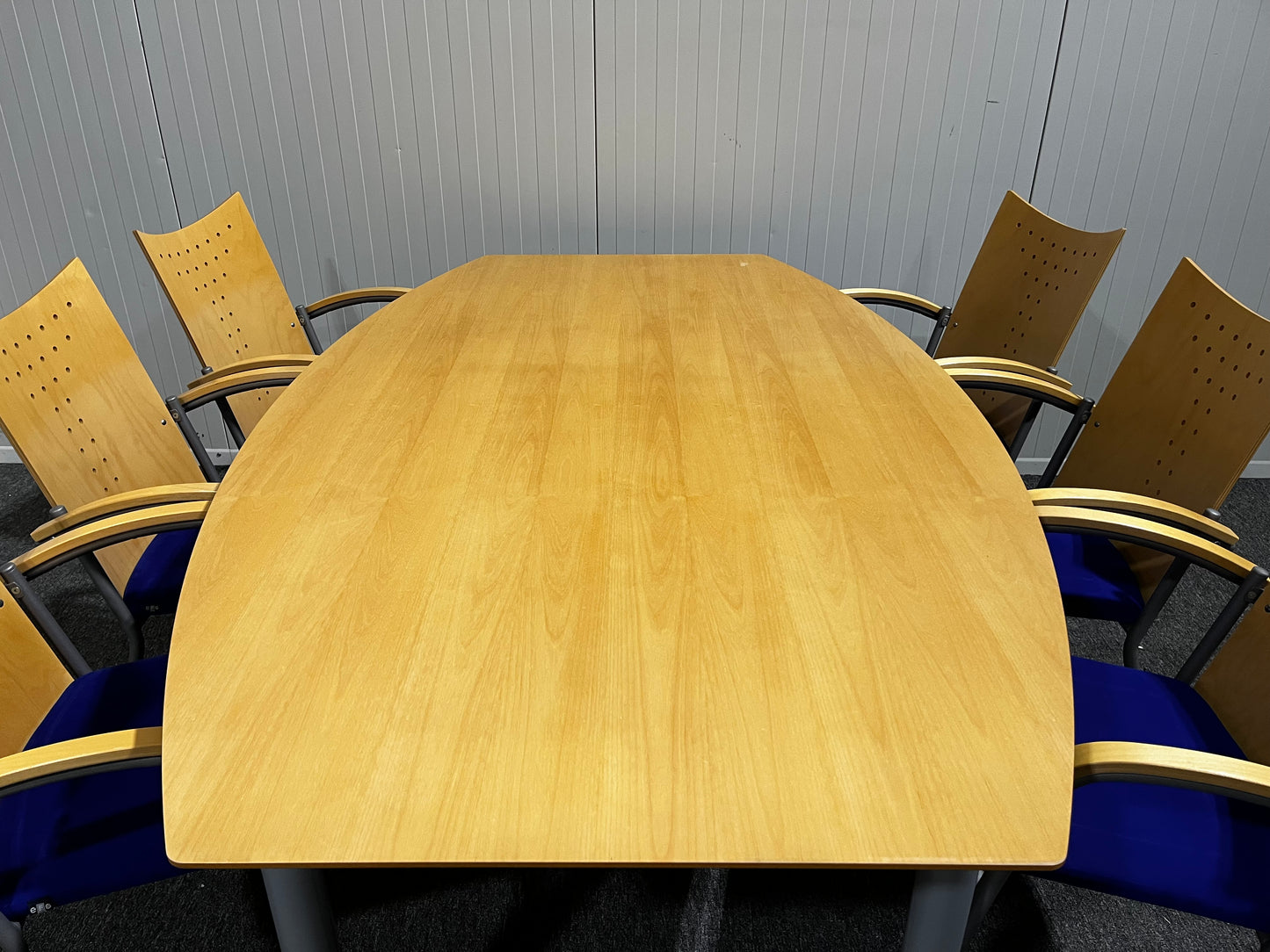 Konferensbord med 6 stolar från EFG