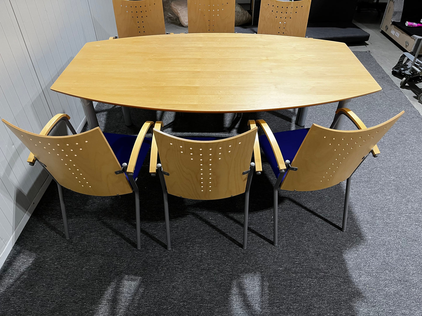 Konferensbord med 6 stolar från EFG