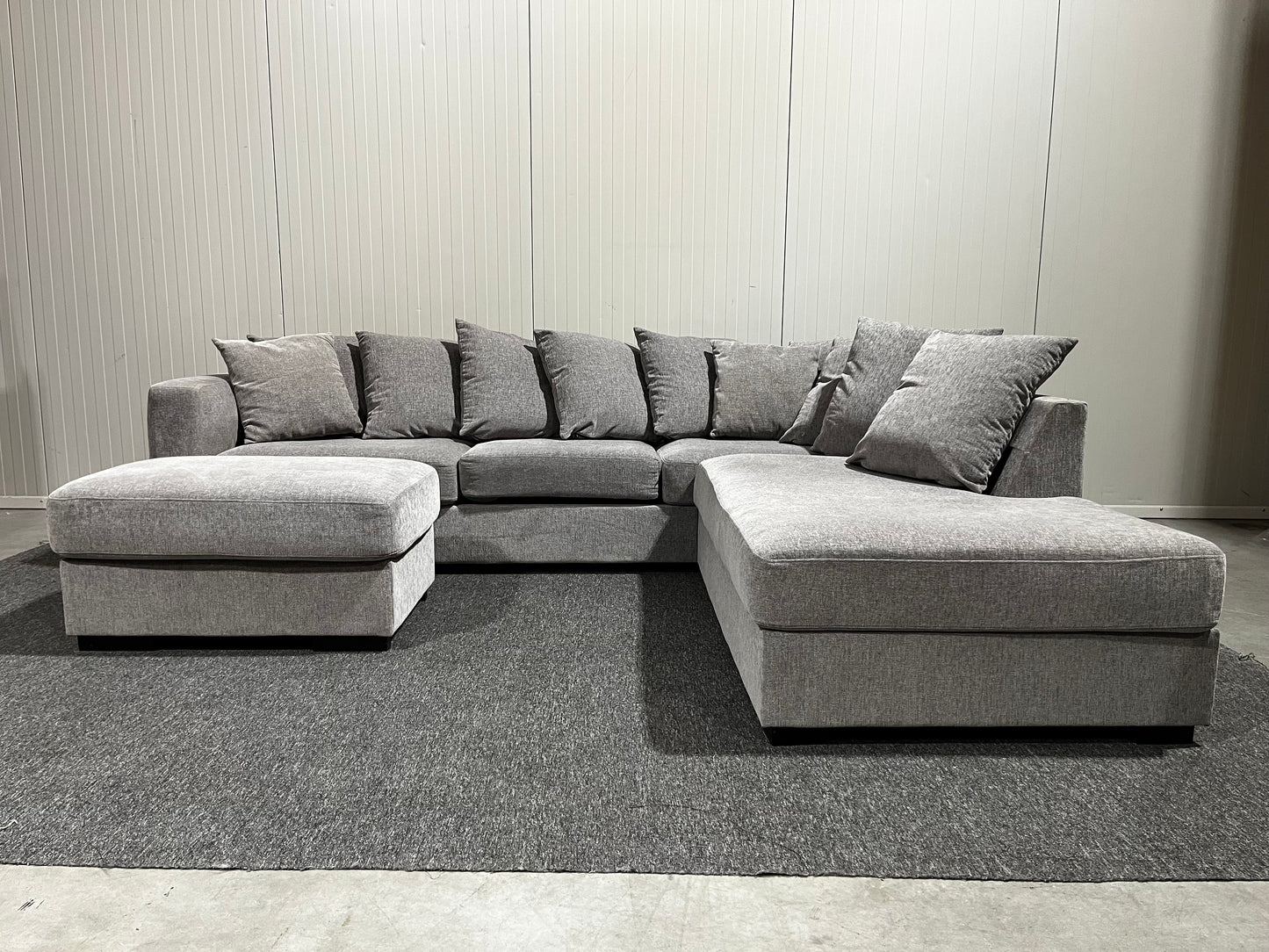 Grå soffa med divan och fotpall inklusive