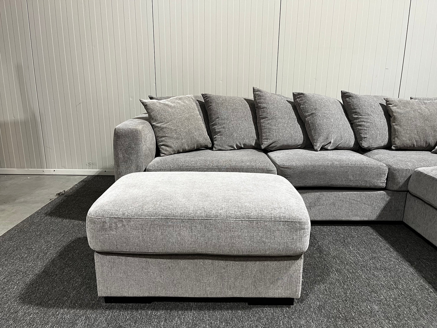 Grå soffa med divan och fotpall inklusive