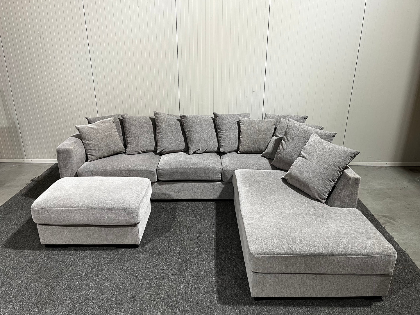 Grå soffa med divan och fotpall inklusive