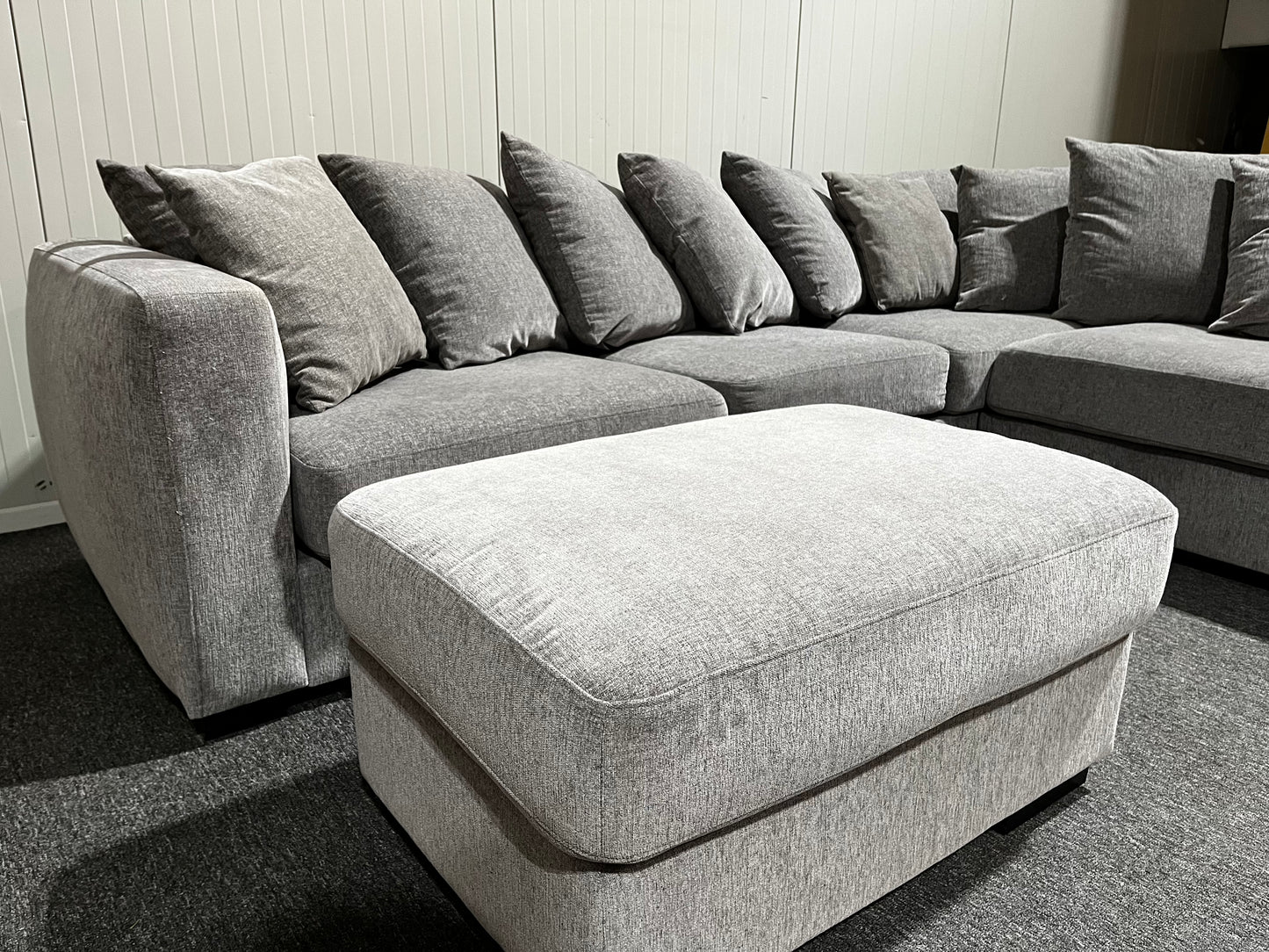 Grå soffa med divan och fotpall inklusive