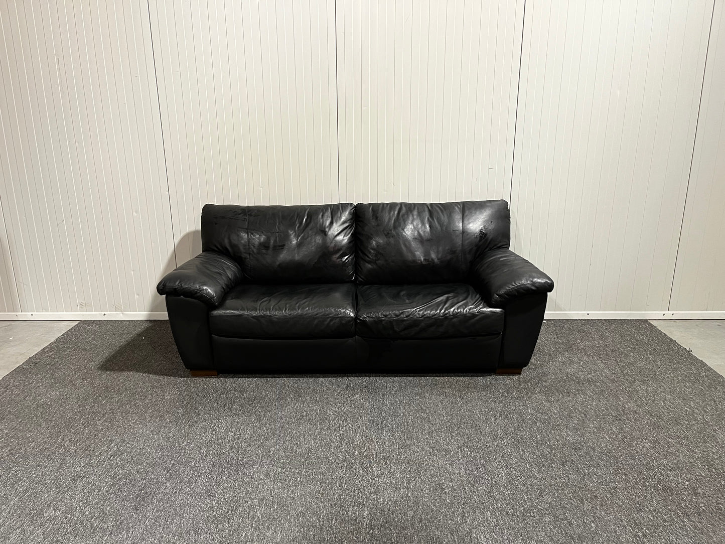 Tvåsitsig svart lädersoffa