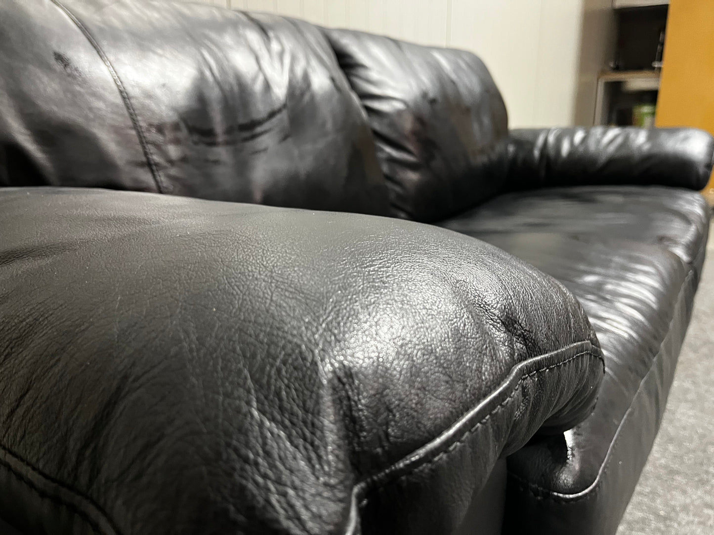 Tvåsitsig svart lädersoffa